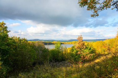 Malsfeld yakınlarındaki Goldbergsee manzarası. Eski bir linyit açık madeninde göl. Doğa koruma alanının manzarası. Ostheimer, bak..