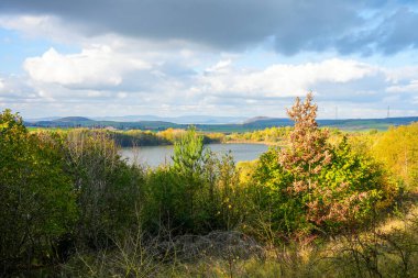 Malsfeld yakınlarındaki Goldbergsee manzarası. Eski bir linyit açık madeninde göl. Doğa koruma alanının manzarası. Ostheimer, bak..