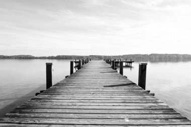 Göl kenarındaki ahşap iskeleli Idyllic sonbahar manzarası.