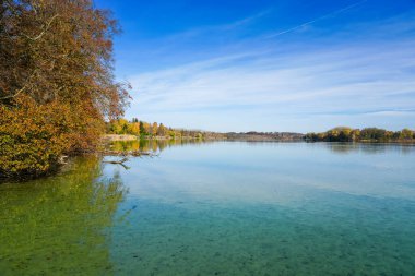 Göl kenarındaki Idyllic sonbahar manzarası.