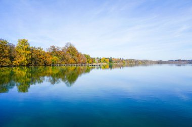 Göl kenarındaki Idyllic sonbahar manzarası.