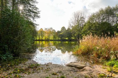 Ostheim doğal banyo gölü Malsfeld yakınlarında. Sonbaharda göl kenarındaki Idyllic manzarası.