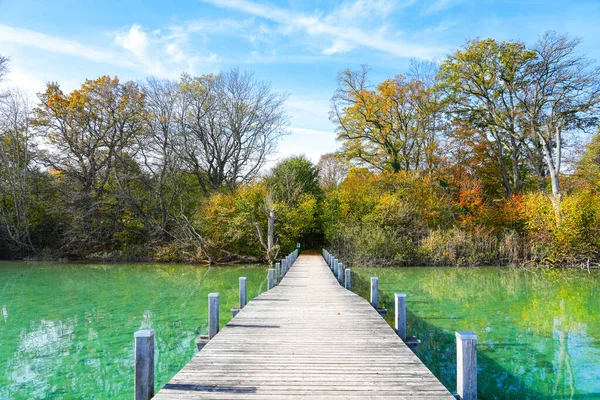 湖畔清澈的秋天风景 有一个木制码头 — 图库照片