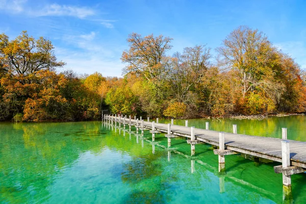 湖畔清澈的秋天风景 有一个木制码头 — 图库照片