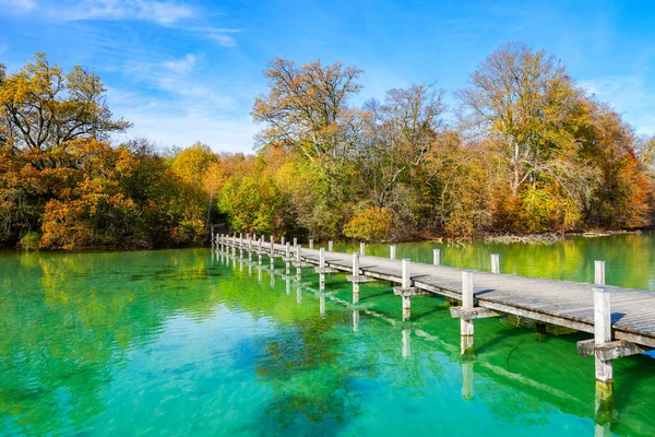 Idylliczny Jesienny Krajobraz Nad Jeziorem Drewnianym Molo — Zdjęcie stockowe