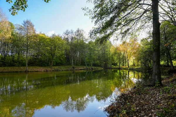 Ostheim Natuurzwemmeer Bij Malsfeld Idyllisch Landschap Bij Het Meer Herfst — Stockfoto
