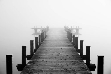 Sisteki Jetty. Göldeki mistik sisli manzara. Sonbaharda sabah sisi.