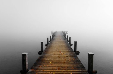 Sisteki Jetty. Göldeki mistik sisli manzara. Sonbaharda sabah sisi.