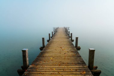 Sisteki Jetty. Göldeki mistik sisli manzara. Sonbaharda sabah sisi.