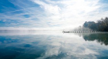 Jetty gölde, siste. Sabaha puslu bir manzara. Deniz kıyısındaki idilik doğa. Dinlenme ve rahatlama.