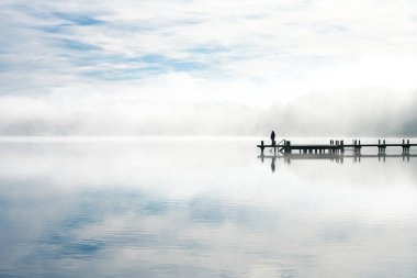 Jetty gölde, siste. Sabaha puslu bir manzara. Deniz kıyısındaki idilik doğa. Dinlenme ve rahatlama.