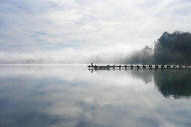 Jetty gölde, siste. Sabaha puslu bir manzara. Deniz kıyısındaki idilik doğa. Dinlenme ve rahatlama.
