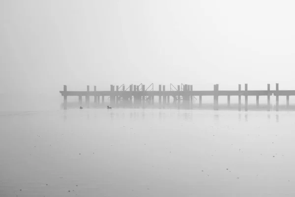 Paysage Avec Jetée Bord Lac Nature Avec Brouillard Matin — Photo
