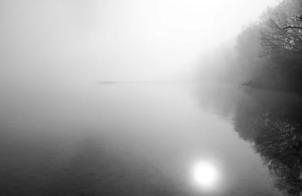 Jetty Lago Nevoeiro Paisagem Nebulosa Pela Manhã Natureza Idílica Junto — Fotografia de Stock
