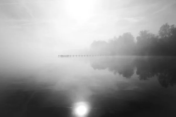 Пристань Озера Тумане Туманный Пейзаж Утрам Идиллическая Природа Воды Отдых — стоковое фото
