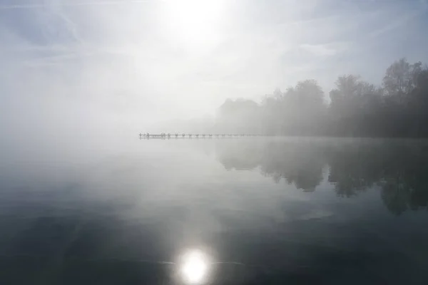 Στην Προβλήτα Της Λίμνης Στην Ομίχλη Μίστι Τοπίο Πρωί Ειδυλλιακή — Φωτογραφία Αρχείου