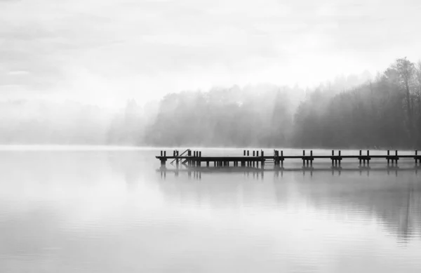 霧の中の湖でジェティ 朝の霧の風景です 水による牧歌的な自然 休息とリラクゼーション — ストック写真