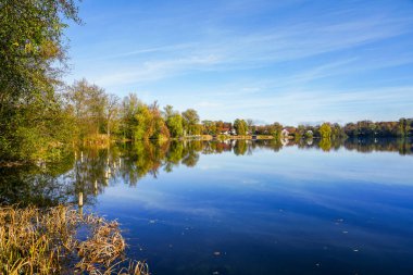 Wesslinger See, Bavyera 'nın Starnberg bölgesinde Wessling' de. Göl kenarındaki sonbahar manzarası. Idyllic doğa.