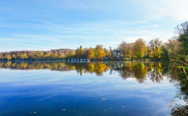 Wesslinger See, Bavyera 'nın Starnberg bölgesinde Wessling' de. Göl kenarındaki sonbahar manzarası. Idyllic doğa.