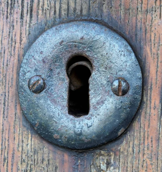Stare Kute Dziurki Klucza Drewnianych Drzwiach Metalowy Zamek — Zdjęcie stockowe