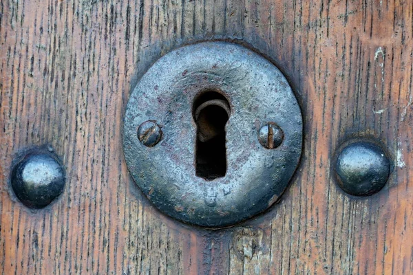 Stare Kute Dziurki Klucza Drewnianych Drzwiach Metalowy Zamek — Zdjęcie stockowe