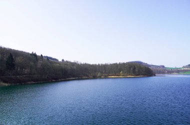 Meschede 'deki Hennesee manzarası ve çevresindeki doğa. Bariyer duvarından göl manzarası.