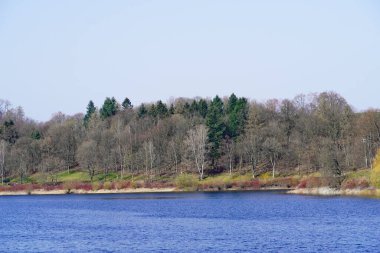 Meschede 'deki Hennesee manzarası ve çevresindeki doğa. Bariyer duvarından göl manzarası.