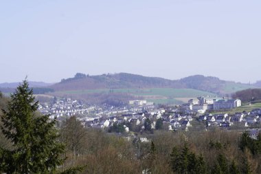 Sauerland 'deki Meschede şehri ve ormanlık alan manzarası. Kuzey Ren Vestfalya 'da manzara. Almanya.