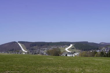Willingen, Sauerland 'da kayak alanı. İlkbaharda yapay olarak kayak yamacı oluşturuldu. Kuzey Ren Vestfalya, Almanya 'da kış sporları sahası.