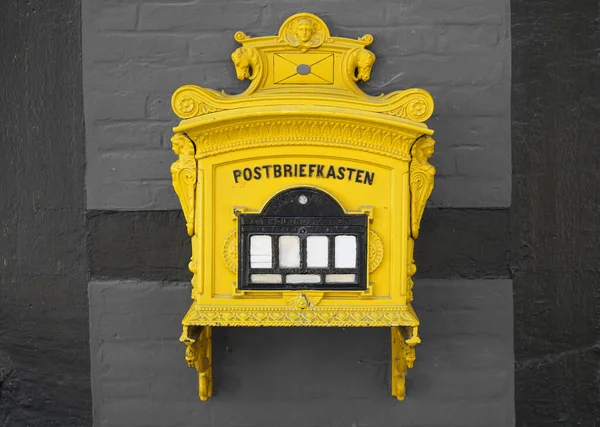 Παλιό Κίτρινο Γραμματοκιβώτιο Στην Πρόσοψη Ενός Μισού Ξύλου Σπιτιού — Φωτογραφία Αρχείου