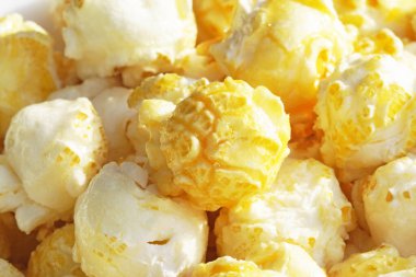 Karamelli patlamış mısırı yakından çek. Makro şekerleme shot 'ı. Arkaplan olarak yiyecek.