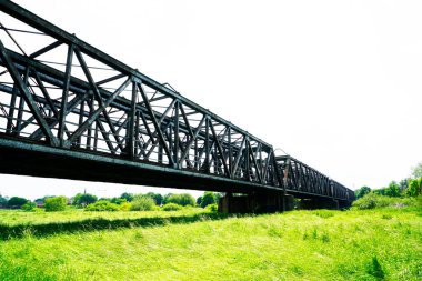 Hagenohsen yakınlarındaki tren yolu köprüsü, Aşağı Saksonya. Bölgede yeşil doğası olan bir köprünün çelik yapımı..