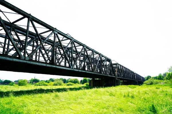 Hagenohsen yakınlarındaki tren yolu köprüsü, Aşağı Saksonya. Bölgede yeşil doğası olan bir köprünün çelik yapımı..