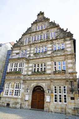 Hamlen 'deki eski bir tarihi binanın ön cephesi.