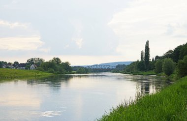 Weser 'ın ve etrafındaki manzaranın görüntüsü. Almanya 'da bir nehrin yakınında doğa.