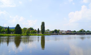 Weser 'ın ve etrafındaki manzaranın görüntüsü. Almanya 'da bir nehrin yakınında doğa.