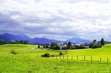 Bavyera 'daki Allgau' da Panorama manzarası. Dağları, çayırları ve ormanları olan doğa..