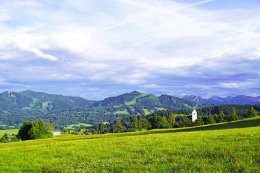 Bavyera 'daki Allgau' da Panorama manzarası. Dağları, çayırları ve ormanları olan doğa..