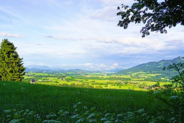 Bavyera 'daki Allgau' da Panorama manzarası. Dağları, çayırları ve ormanları olan doğa..