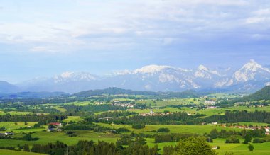 Bavyera 'daki Allgau' da Panorama manzarası. Dağları, çayırları ve ormanları olan doğa..