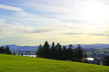 Bavyera 'daki Allgau' da Panorama manzarası. Dağları, çayırları ve ormanları olan doğa..