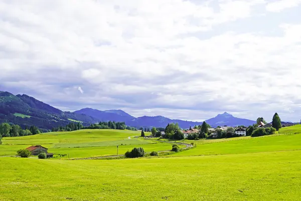 Bavyera 'daki Allgau' da Panorama manzarası. Dağları, çayırları ve ormanları olan doğa..