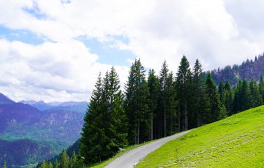 Hahnenkamm 'dan çevresindeki dağlara ve yeşil doğaya bakın. Avusturya 'daki Tyrol Dağı..