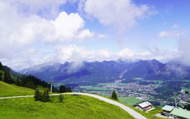 Hahnenkamm 'dan manzara manzarası. Avusturya 'da dağ, doğayla iç içe.