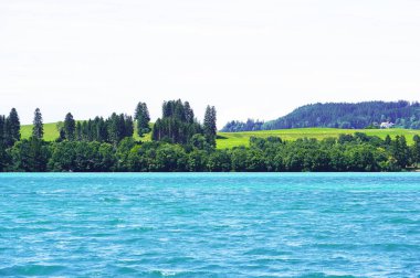 Fuessen yakınlarında Forggensee. Bavyera Allgau 'nun çevresindeki mavi göl..