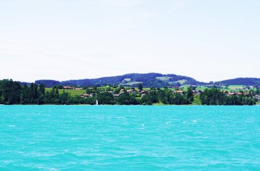 Fuessen yakınlarında Forggensee. Bavyera Allgau 'nun çevresindeki mavi göl..