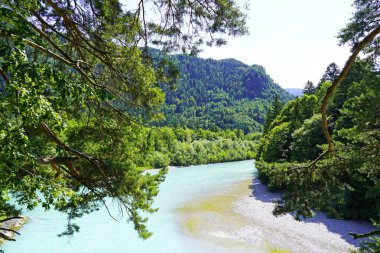 Lech, Fuessen yakınlarında. Bavyera 'daki nehir turkuaz berrak su ve çevreleyen manzarayla.