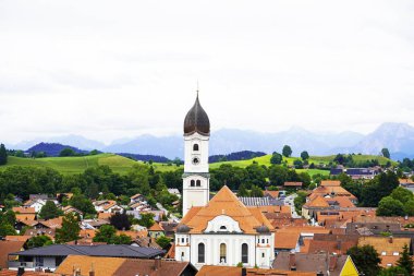 Nesselwang 'ın Bavyera Allgu' sundaki panoramik görüntüsü. Cennetin en güzel manzarası.