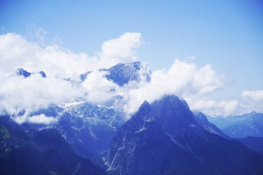 Garmisch-Partenkirchen, Bavyera yakınlarındaki otuzbir dağı tepeleri. Dağlarla çevrili manzarayı yukarıdan izle.