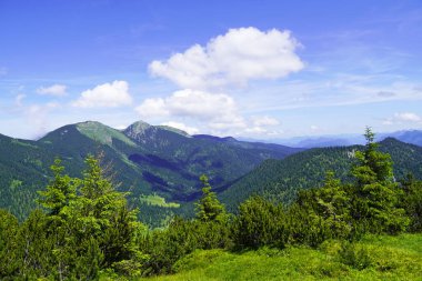 Garmisch-Partenkirchen, Bavyera yakınlarındaki otuzbir dağı tepeleri. Dağlarla çevrili manzarayı yukarıdan izle.